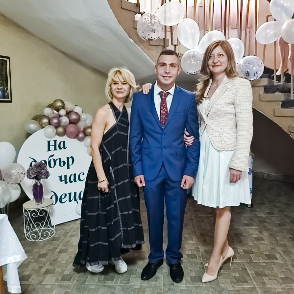 Актрисата Мая Бежанска – дама на бала на абитуриент от Велинград